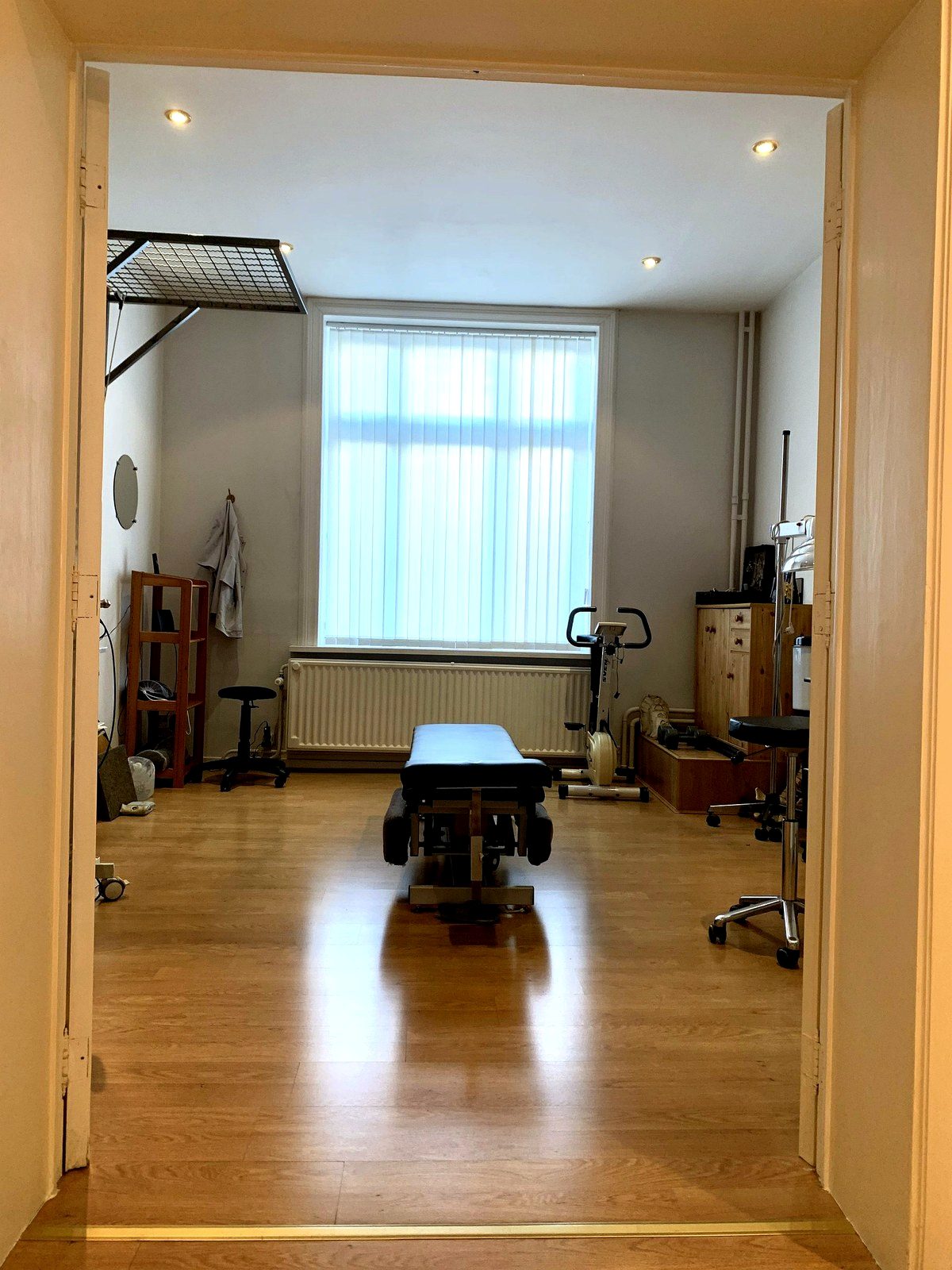 Salle de soins du cabinet de kinésithérapie Broxolle Care à Uccle, Bruxelles — espace de consultation lumineux et fonctionnel