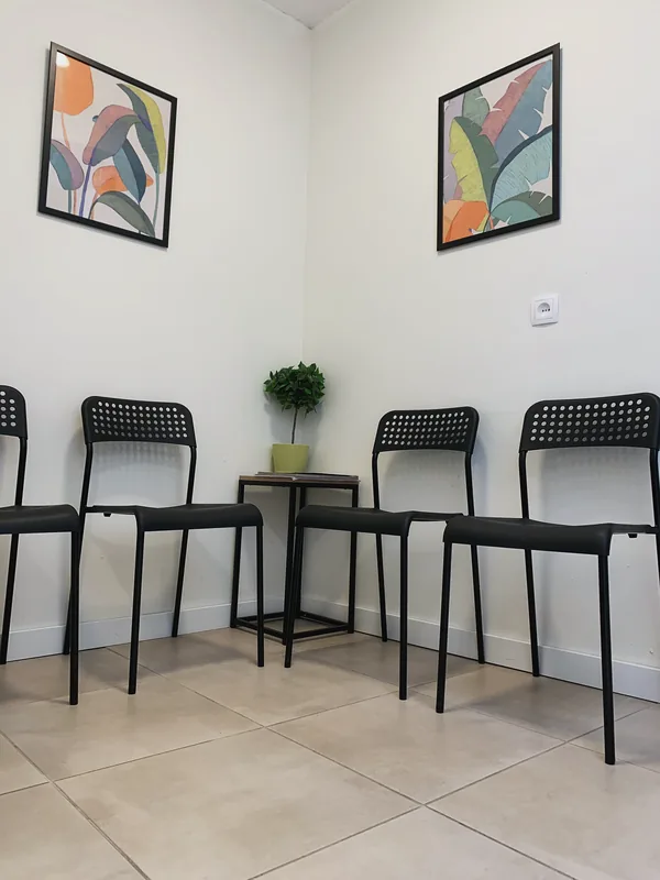 Salle d'attente du cabinet de kinésithérapie Broxolle Care à Ixelles